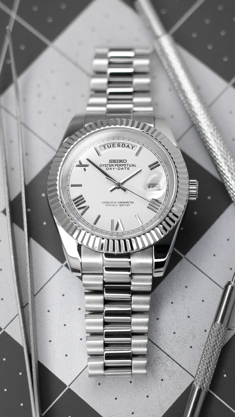 MOD DAY DATE - ROMAN WHITE - MONTRE A PAPY - Montre automatique seiko mod