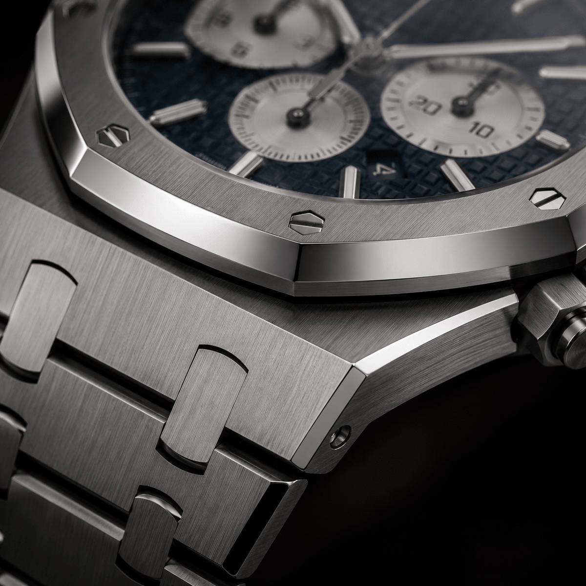 Détail de la lunette octogonale vissée et du bracelet intégré d'une OAK MOD