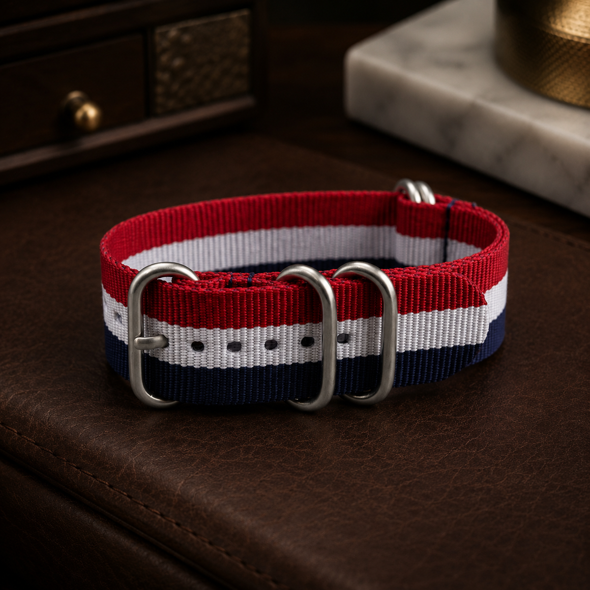 Bracelets Nato de plusieurs couleurs présentés sur du cuir