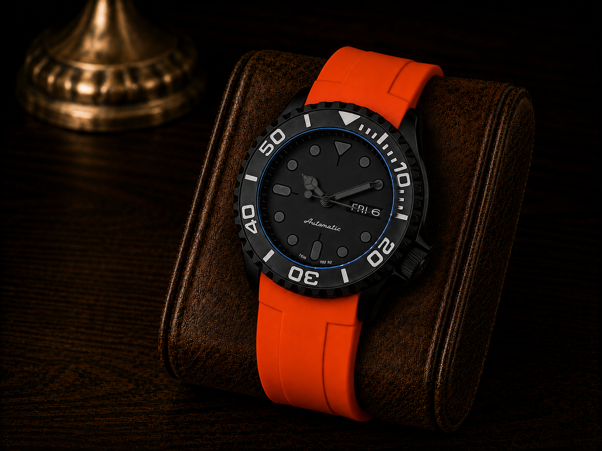 SKX MOD sur bracelet caoutchouc orange posée sur un présentoir